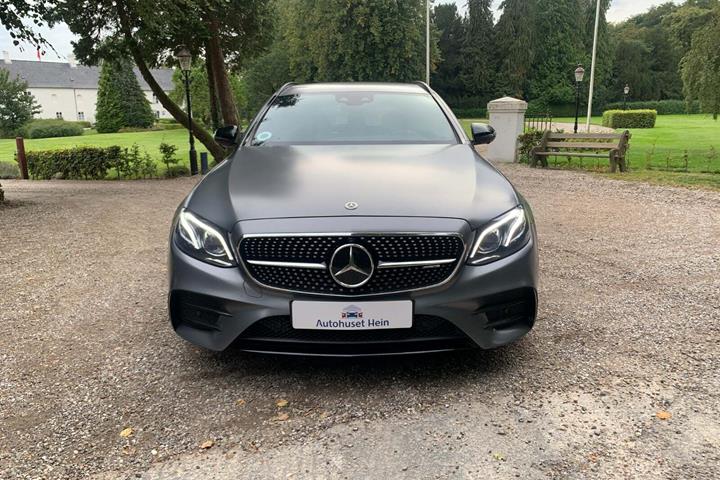Grå Mercedes E43 fra 2018 set udefra