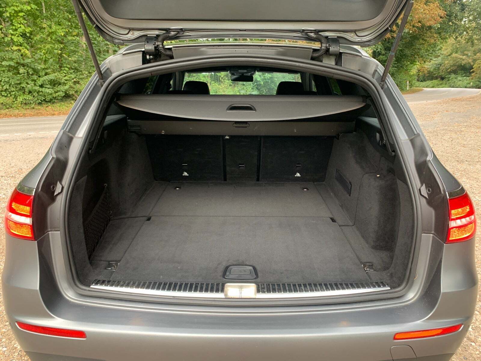 Grå Mercedes E43 fra 2018 set indefra
