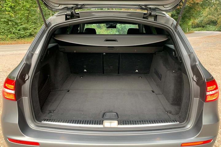 Grå Mercedes E43 fra 2018 set indefra