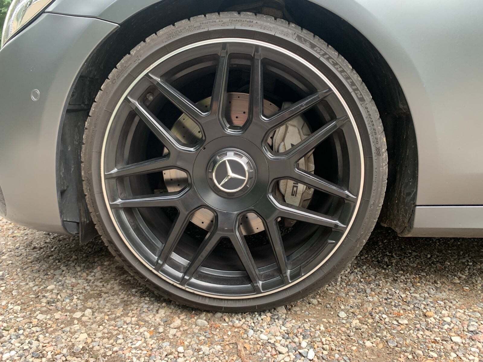 Grå Mercedes E43 fra 2018 set udefra