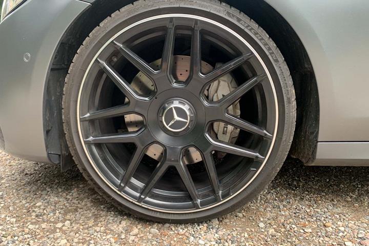 Grå Mercedes E43 fra 2018 set udefra