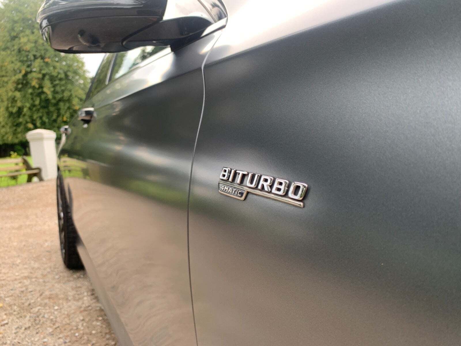 Grå Mercedes E43 fra 2018 set udefra