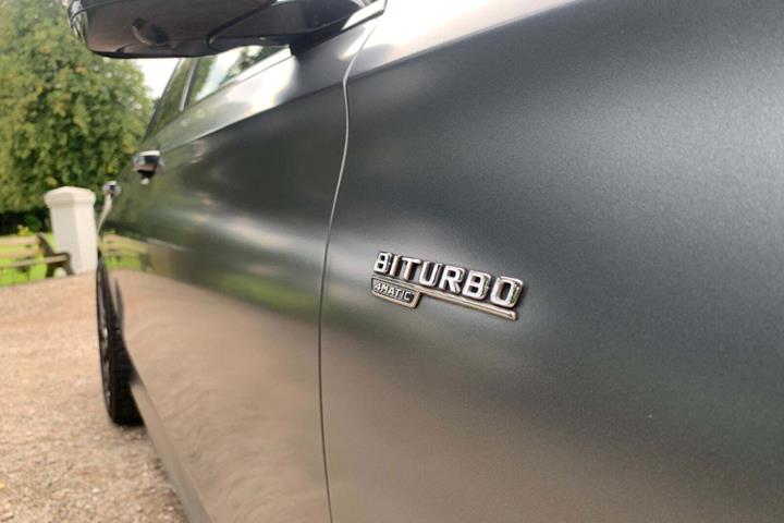 Grå Mercedes E43 fra 2018 set udefra