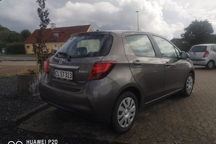 Grå Toyota Yaris fra 2016