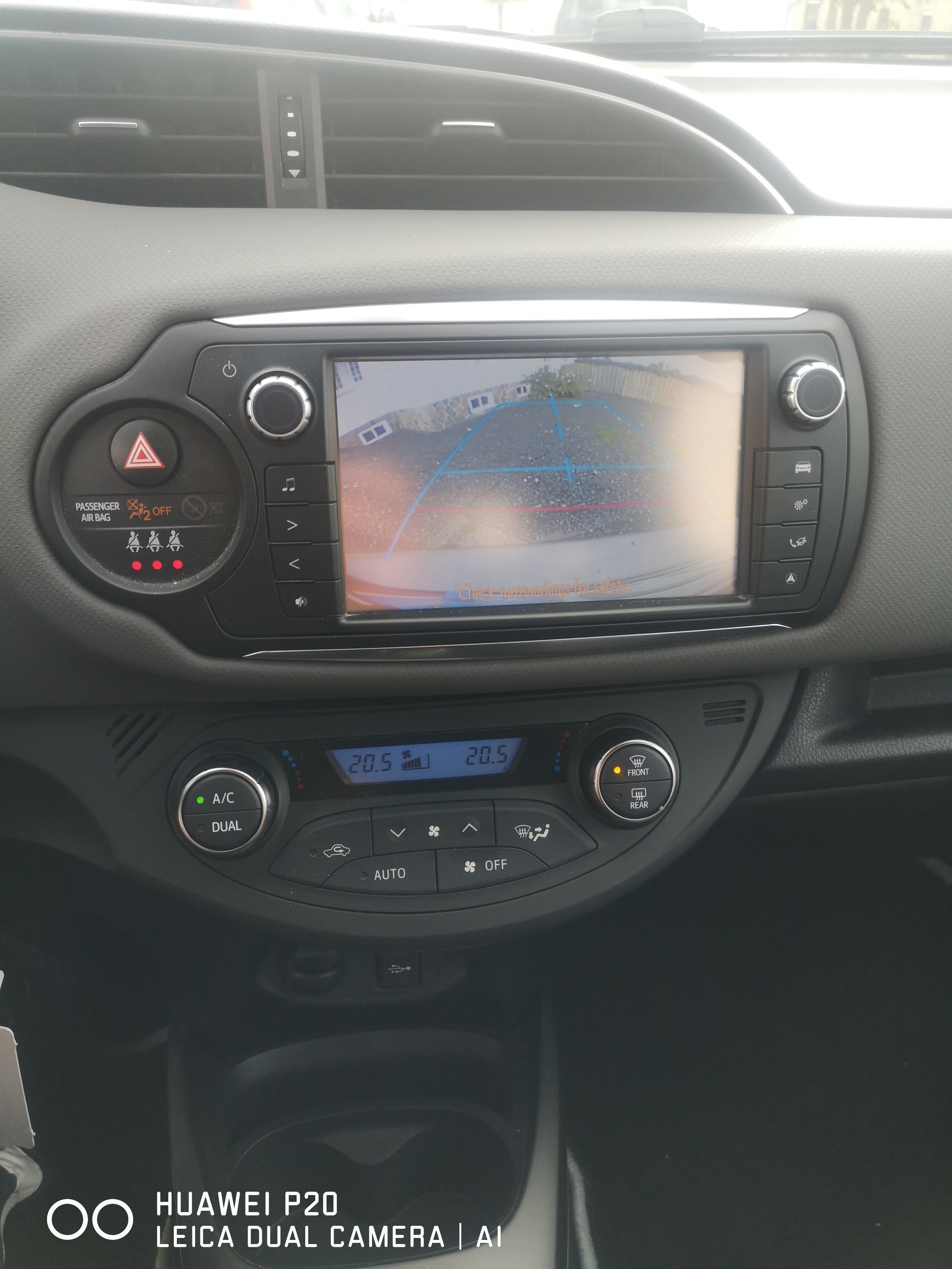 Grå Toyota Yaris fra 2016