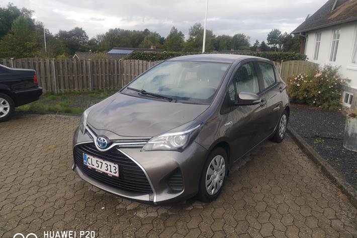 Grå Toyota Yaris fra 2016