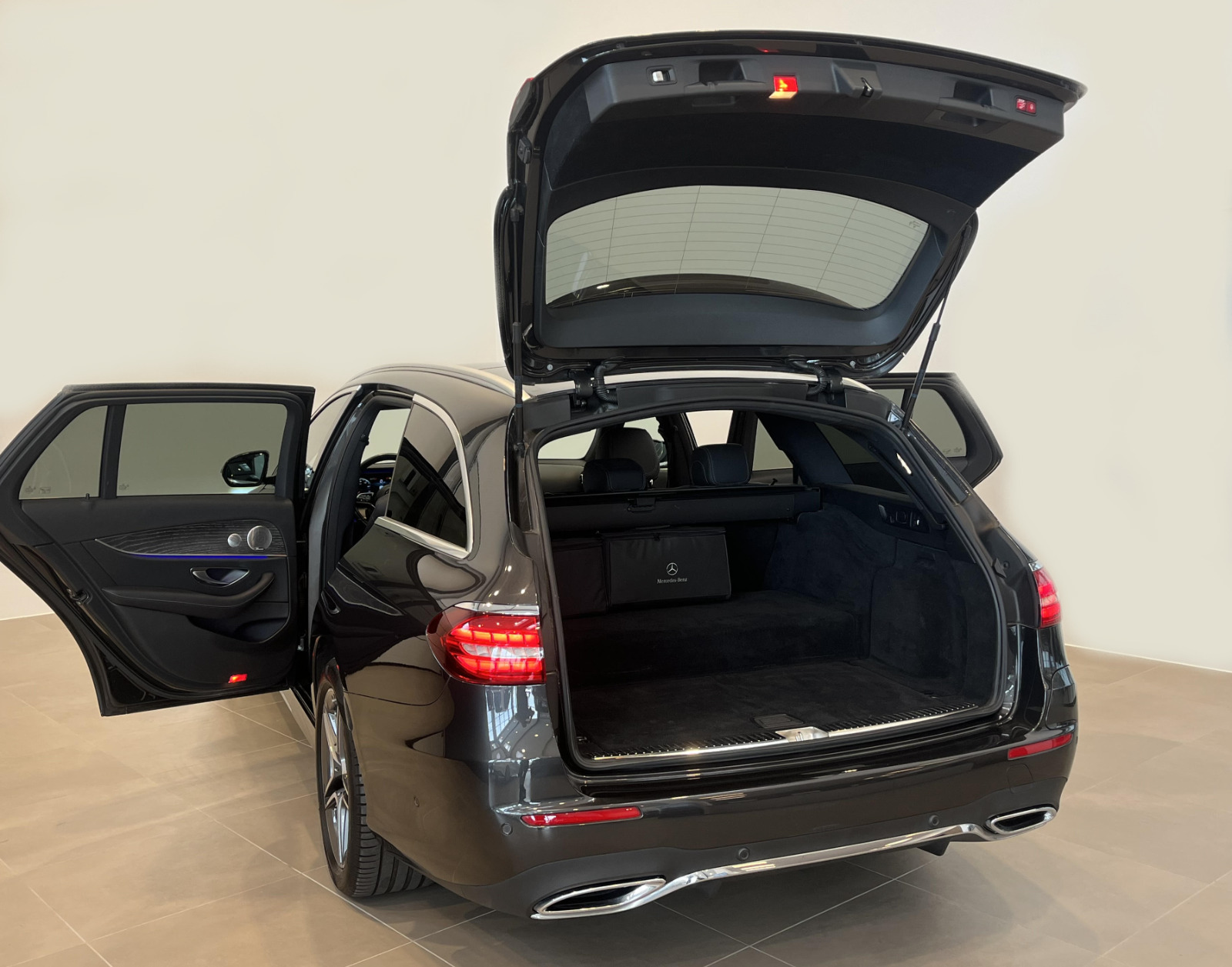 Grå Mercedes E300 de fra 2021