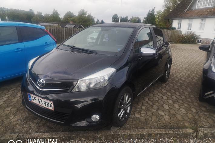 Sort Toyota Yaris fra 2014