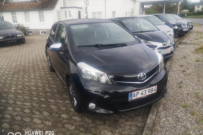 Sort Toyota Yaris fra 2014