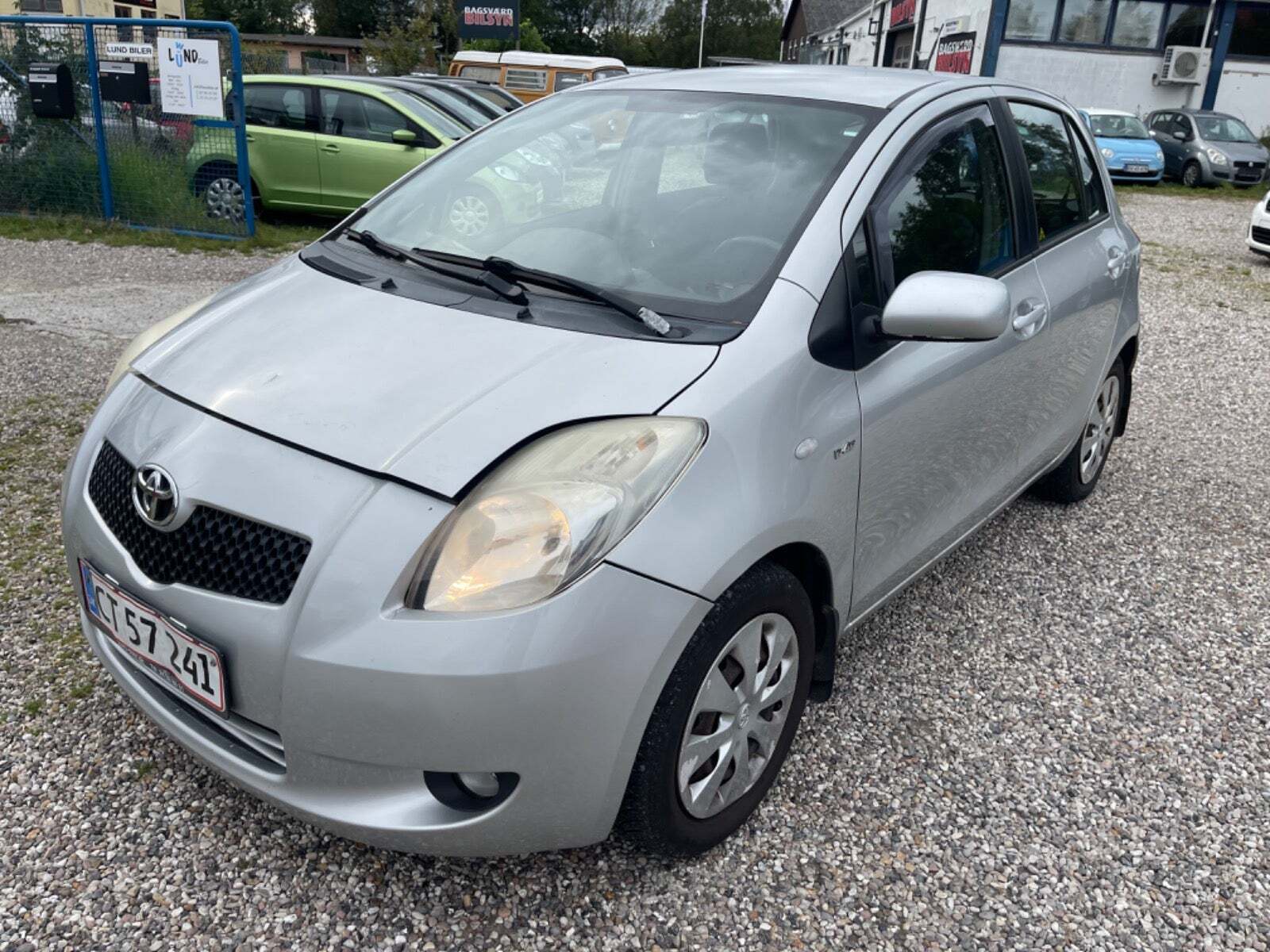 Grå Toyota Yaris fra 2008