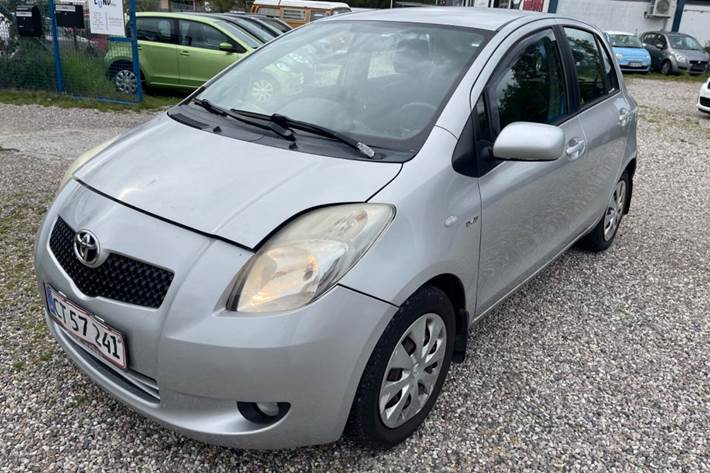 Grå Toyota Yaris fra 2008