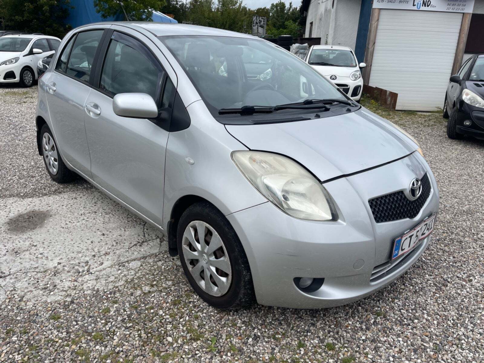 Grå Toyota Yaris fra 2008