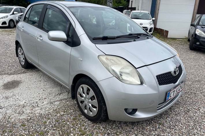 Grå Toyota Yaris fra 2008