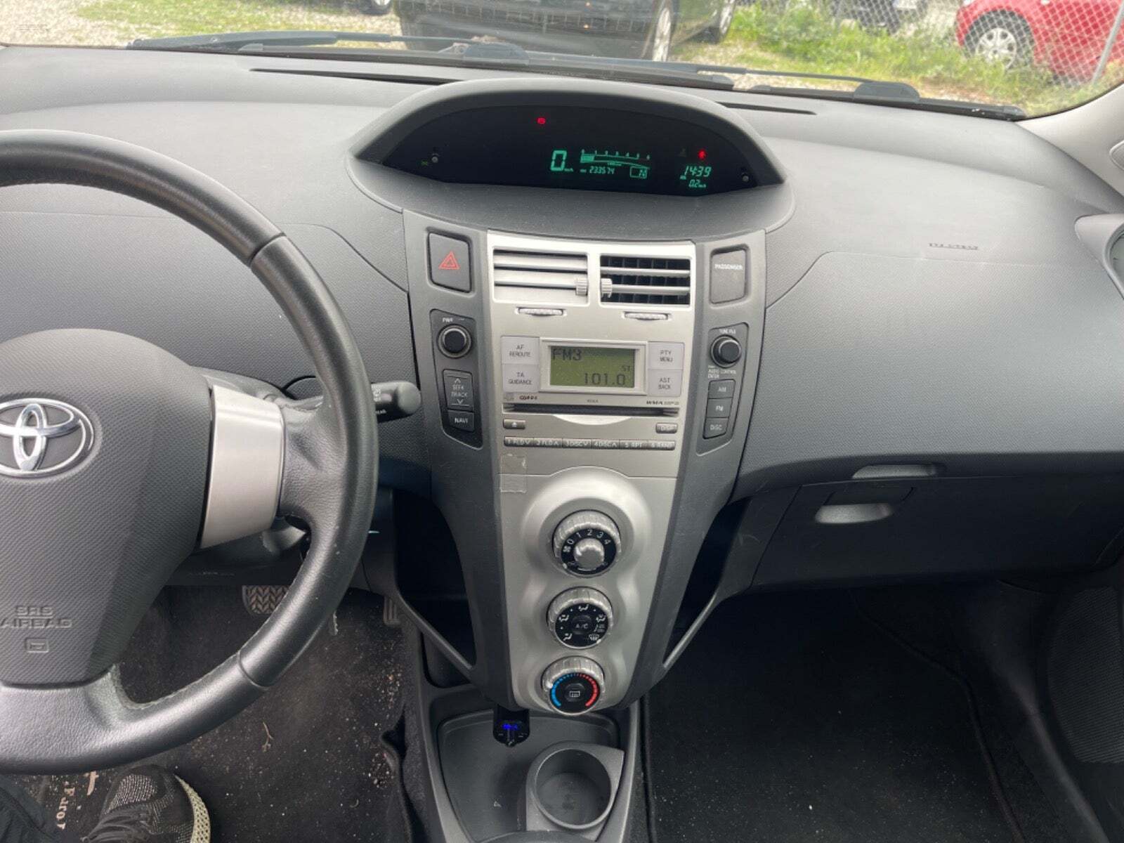 Grå Toyota Yaris fra 2008