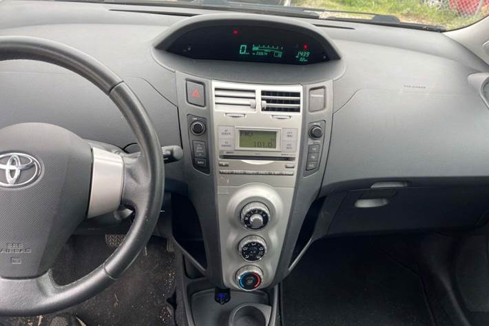 Grå Toyota Yaris fra 2008