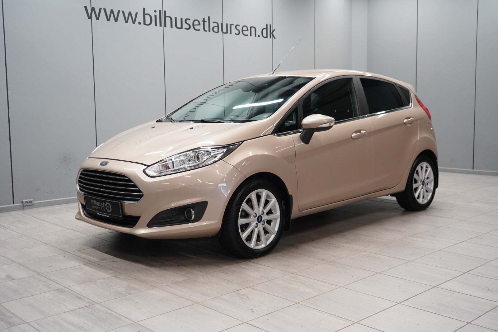 Grå Ford Fiesta fra 2016