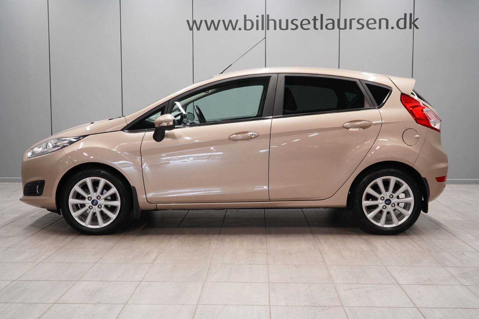 Grå Ford Fiesta fra 2016