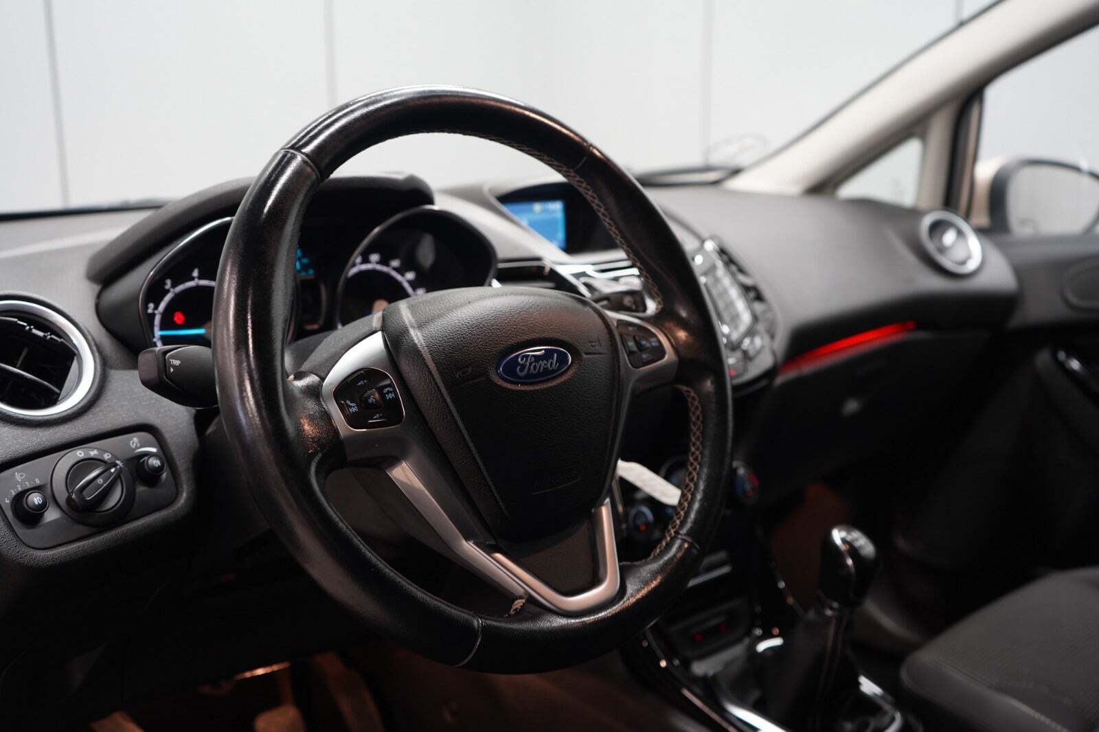 Grå Ford Fiesta fra 2016