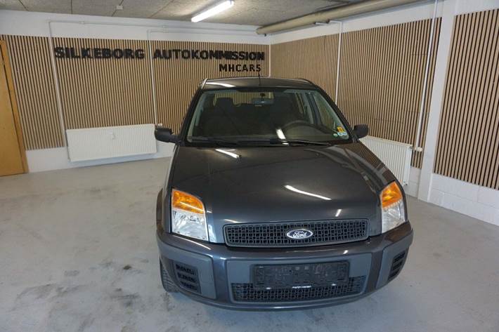 Grå Ford Fusion fra 2006