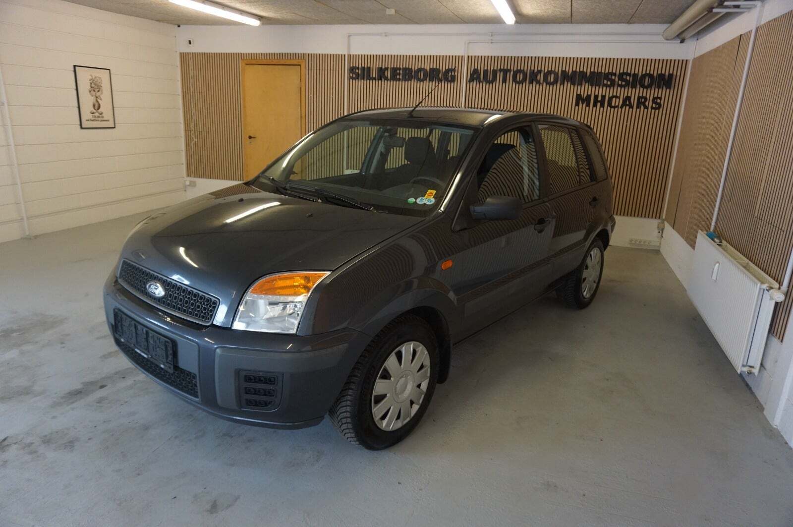 Grå Ford Fusion fra 2006