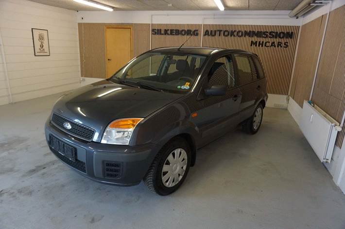 Grå Ford Fusion fra 2006