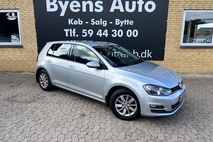 Sølv VW Golf VII fra 2015 set udefra