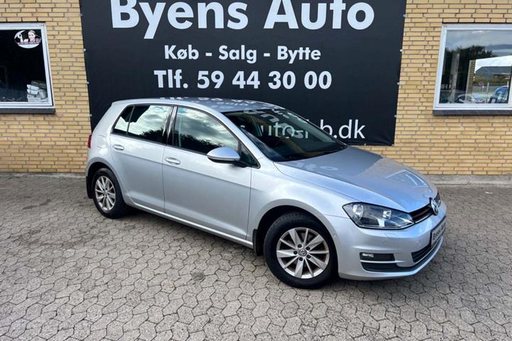 Sølv VW Golf VII fra 2015 set udefra