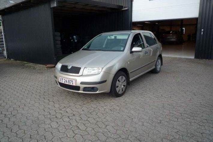 Grå Skoda Fabia fra 2005