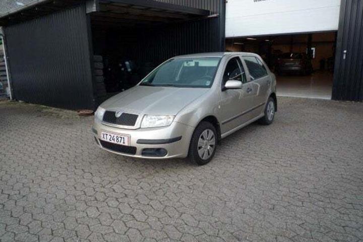 Grå Skoda Fabia fra 2005
