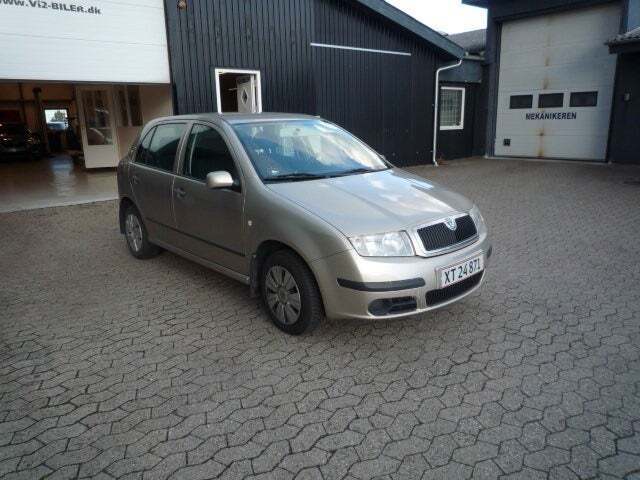 Grå Skoda Fabia fra 2005