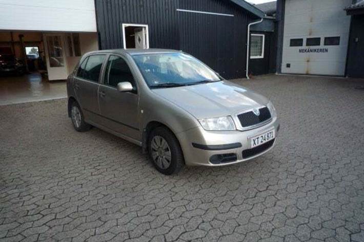 Grå Skoda Fabia fra 2005