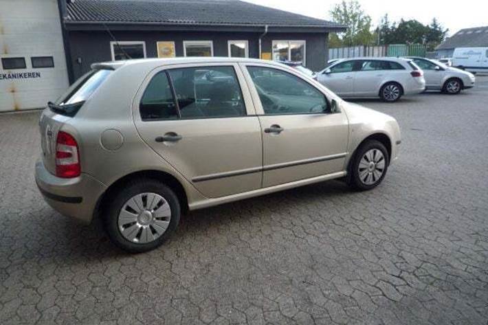 Grå Skoda Fabia fra 2005