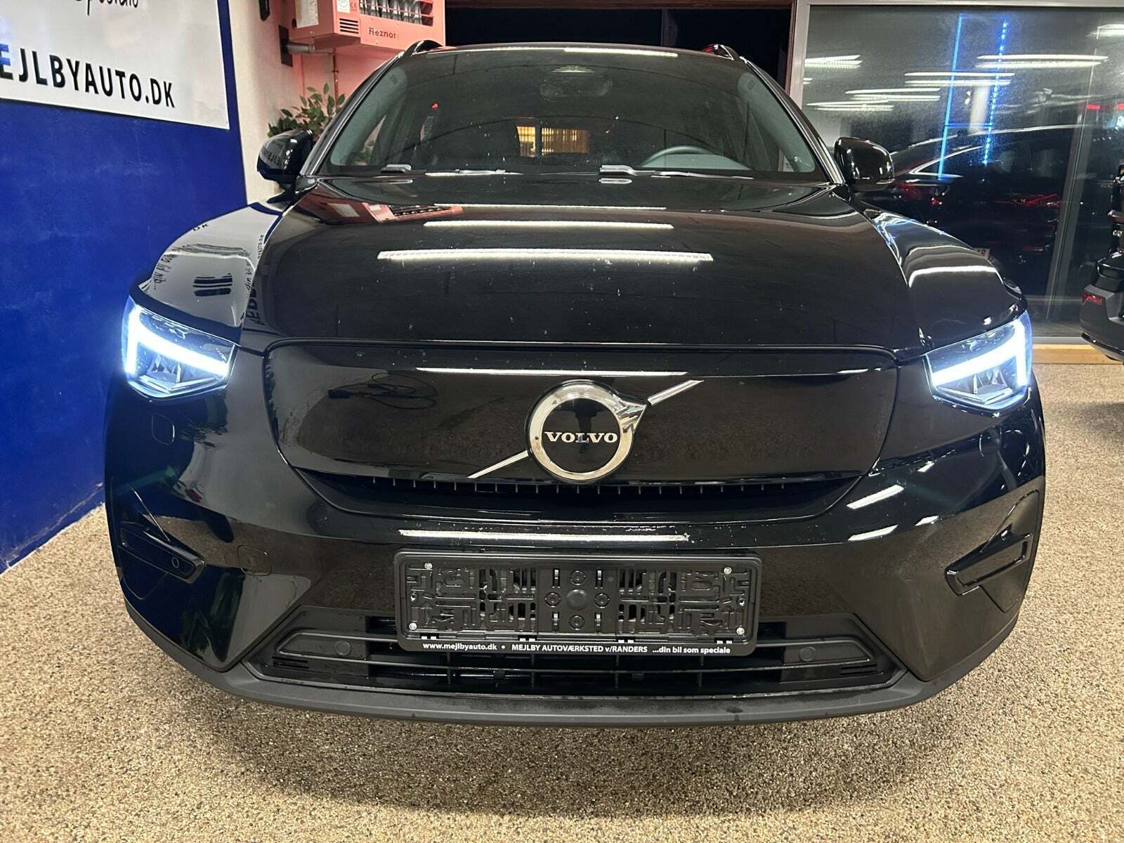 Grå Volvo XC40 fra 2023