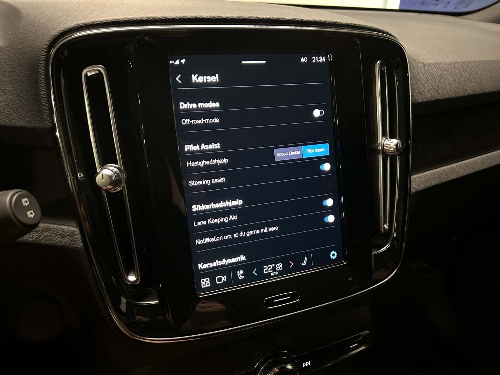 Grå Volvo XC40 fra 2023