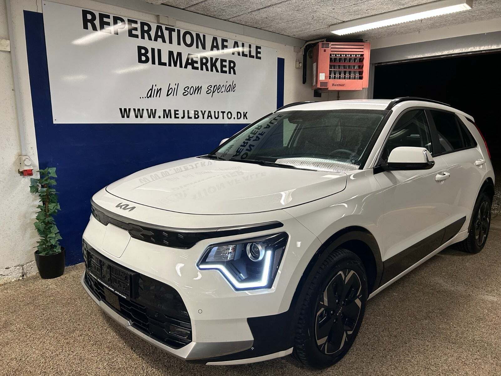 Grå Kia Niro fra 2023