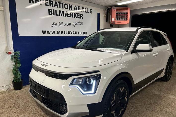 Grå Kia Niro fra 2023