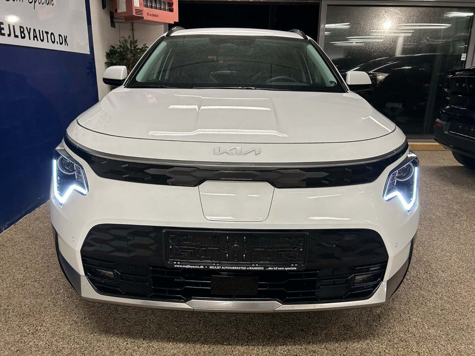 Grå Kia Niro fra 2023