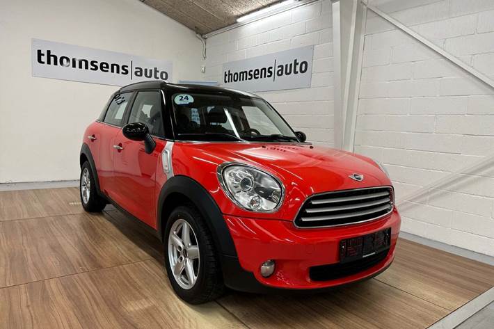 Rød Mini Countryman Cooper fra 2011 set udefra