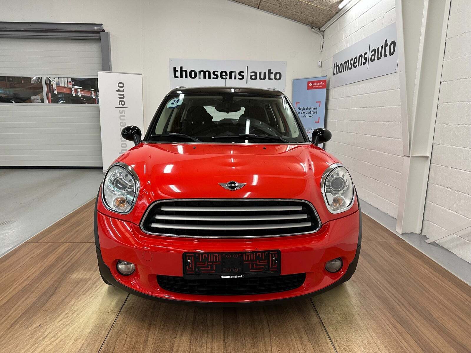 Rød Mini Countryman Cooper fra 2011 set udefra