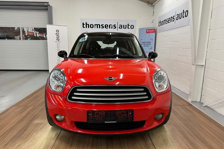 Rød Mini Countryman Cooper fra 2011 set udefra