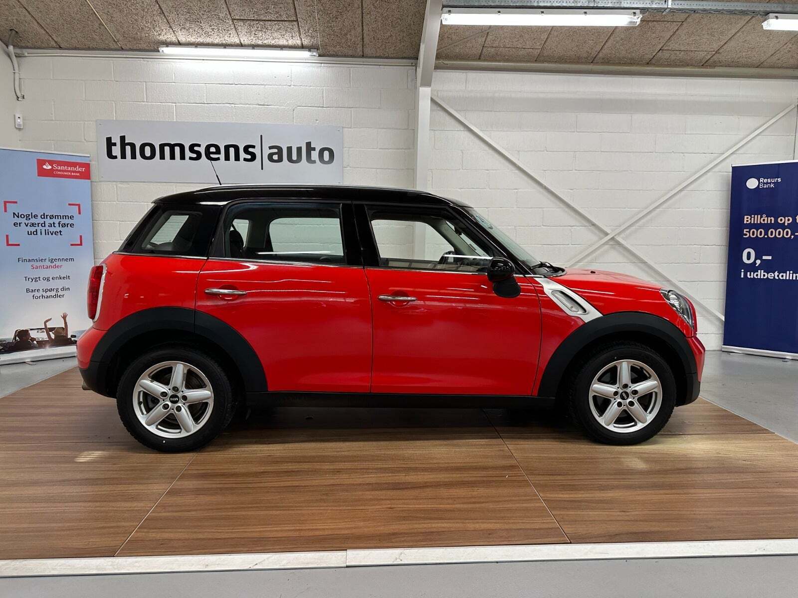 Rød Mini Countryman Cooper fra 2011 set udefra