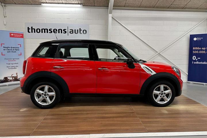 Rød Mini Countryman Cooper fra 2011 set udefra