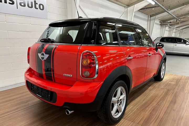 Rød Mini Countryman Cooper fra 2011 set udefra