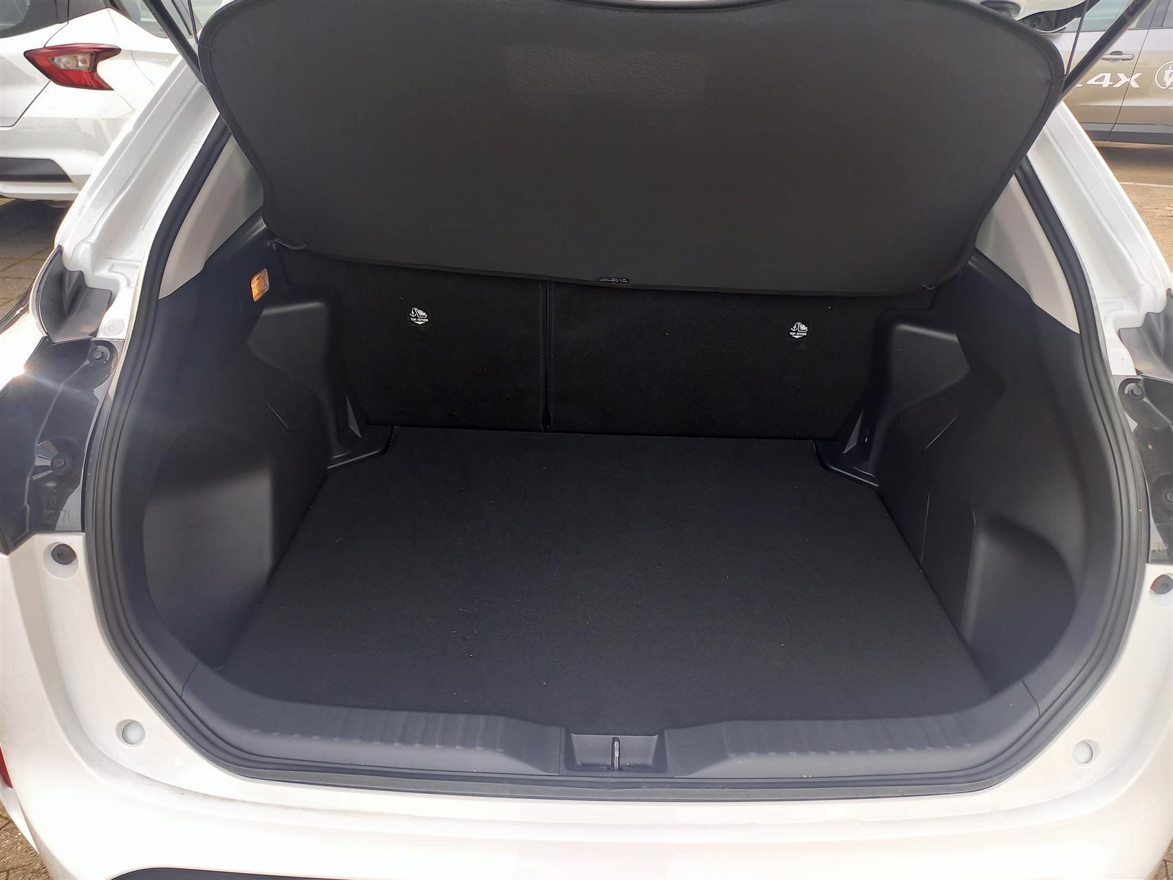 Hvid Toyota Yaris Cross fra 2023