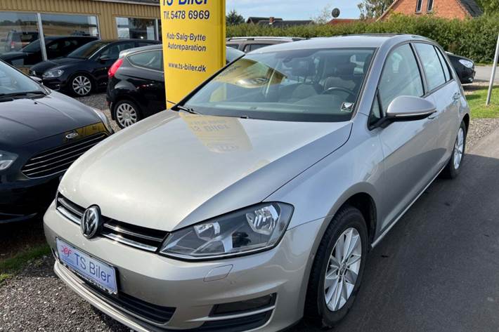 Grå VW Golf VII fra 2014