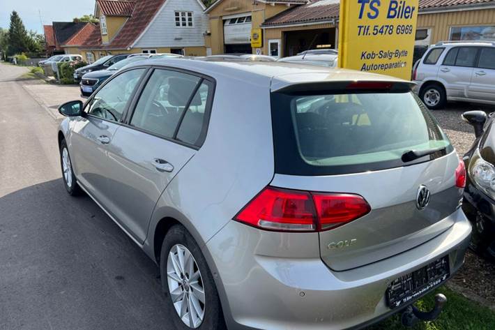 Grå VW Golf VII fra 2014