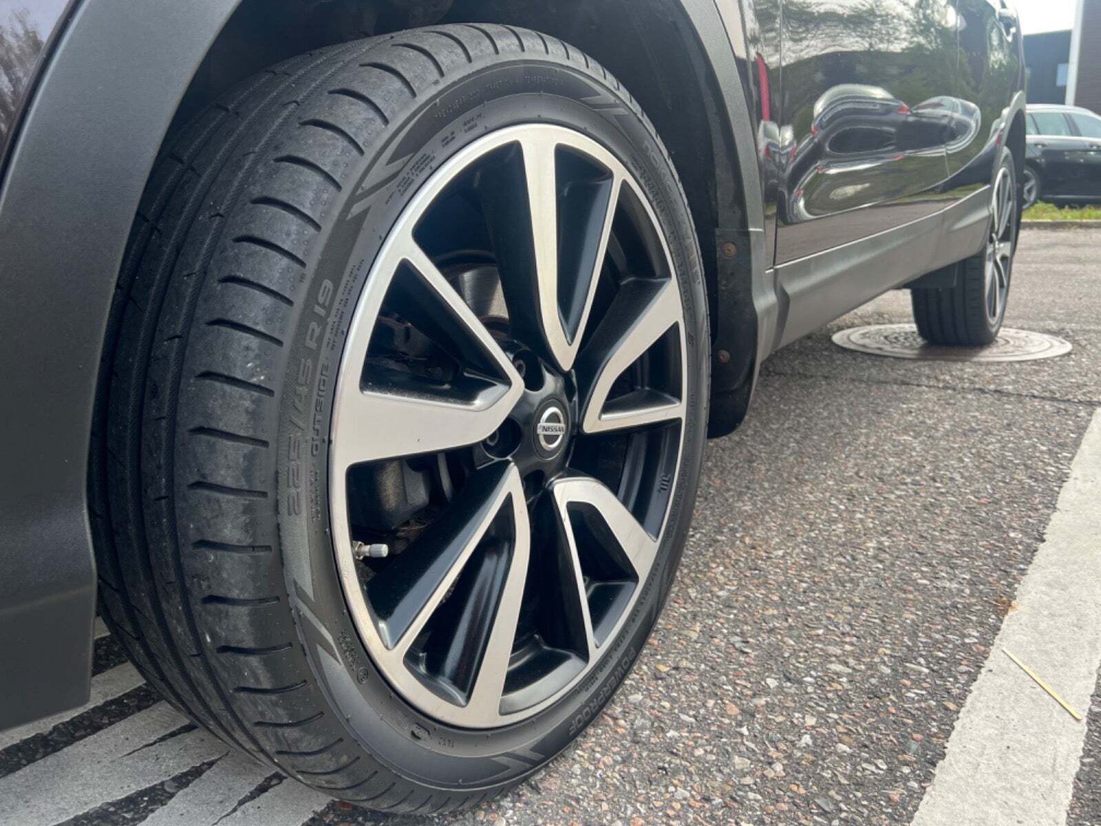 Rød Nissan Qashqai fra 2015