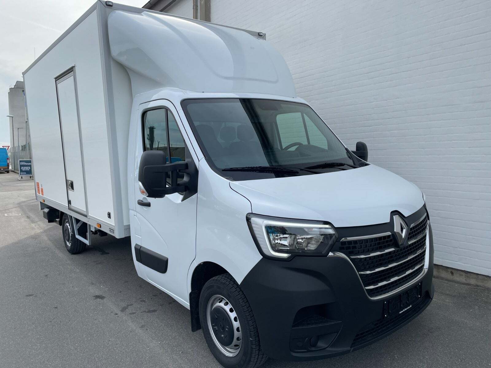 Hvid Renault Master IV T35 fra 2023 set udefra