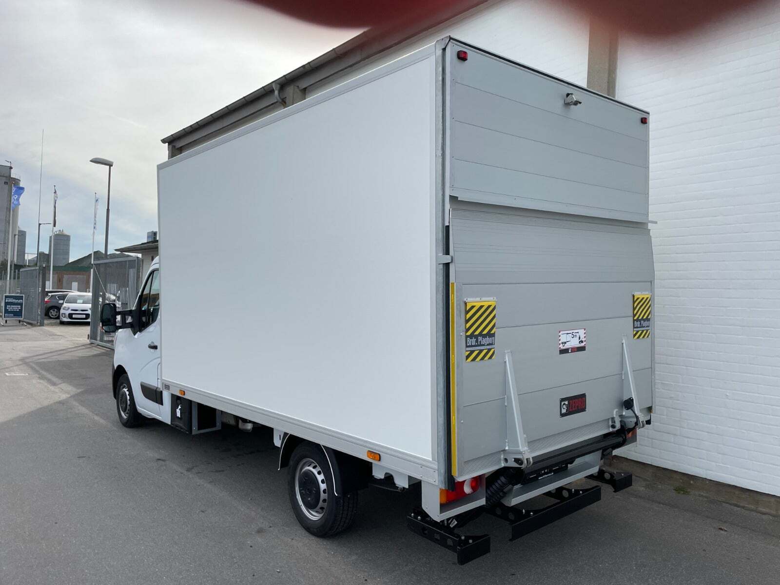 Hvid Renault Master IV T35 fra 2023 set udefra