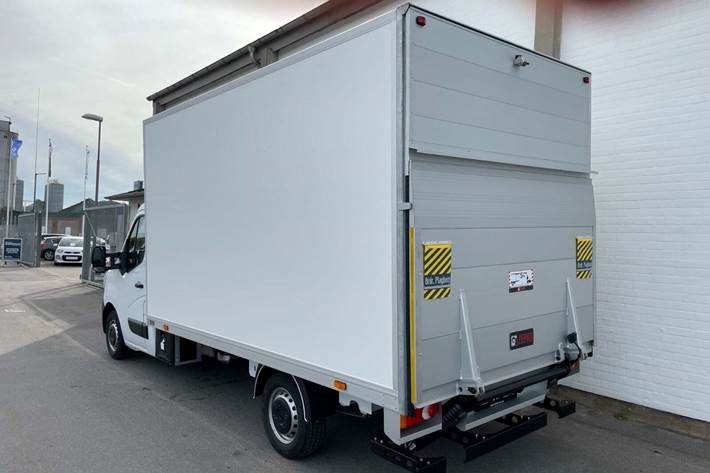 Hvid Renault Master IV T35 fra 2023 set udefra